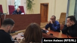 Суд задовольнив клопотання прокурора Спеціалізованої прокуратури щодо старшого лейтенанта, військовослужбовця територіального центру комплектування Сергія Сапановича (на фото – крайній справа)