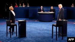 Birleşen Ştatlaryň Demokratik partiýasynyň kandidaty Hillari Klinton we onuň Respublikan partiýasyndan bäsdeşi Donald Trump.