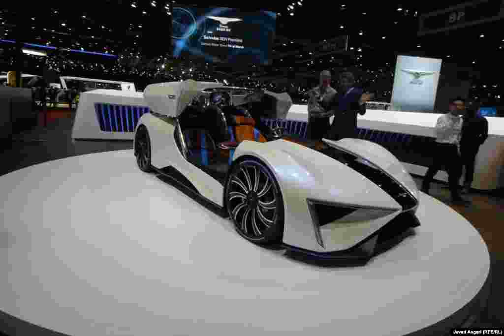 شرکت &nbsp;تکرولز چین &nbsp;در نمایشگاه خودروی ژنو امسال از یک خودروی سوپراسپرت هیبریدی &nbsp;دیزلی با نام &laquo;رِن&raquo; رونمایی کرد. این خودرو که از عجیب ترین خودرهای نمایشگاه بود&nbsp; از یک موتور توربینی گازی مانند هواپیما استفاده می کند&nbsp; این موتور که با سوخت دیزل کار میکند&nbsp; برق لازم برای موتورهای الکتریکی خودرو را فراهم می کند . این محصول ۱۲۸۷ اسب بخار&nbsp; قدرت دارد . شتاب صفر تا صد کیلومتر این خودرو &nbsp;۲.۵ ثانیه و بیشترین سرعت آن &nbsp;۳۵۰ کیلومتر بر ساعت است.