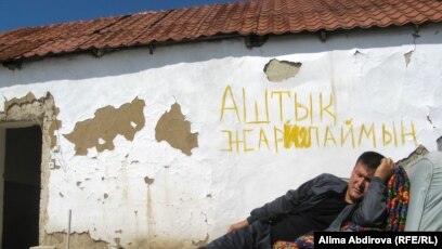 Үш адам суретке түсіп жатыр