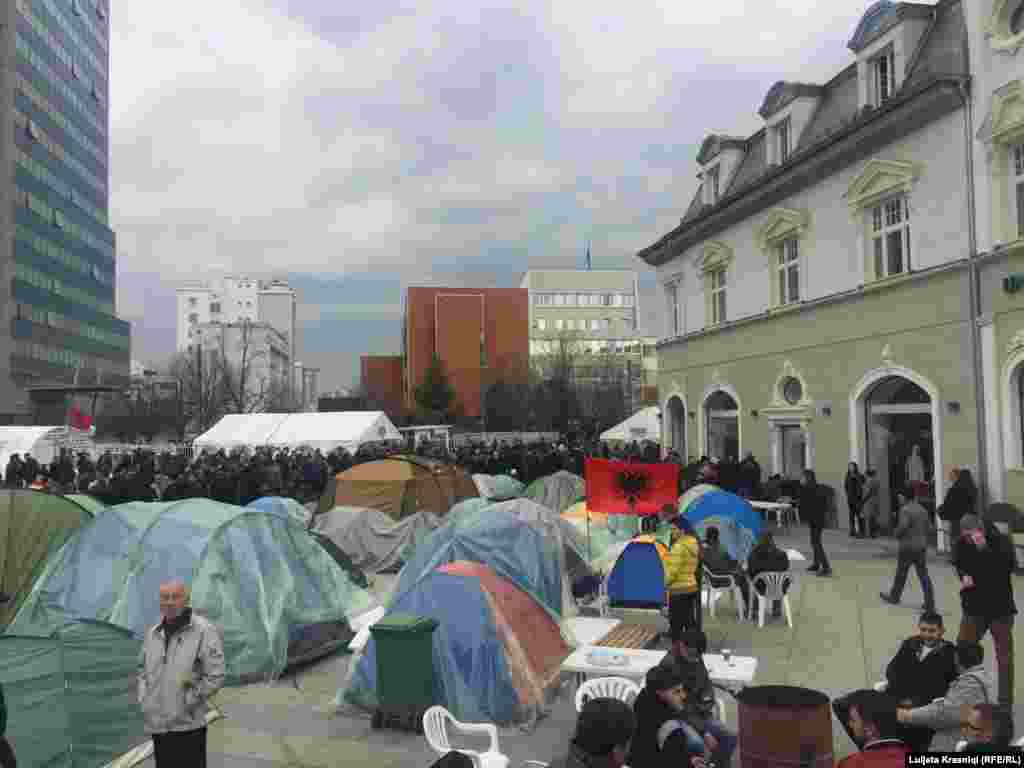 Kosovska opozicija treći dan protestuje ispred &nbsp;Vlade Kosova. Postavili su šatore i najavili danonoćni protest protiv aktuelne vlasti i izbora Hašima Tačija za predsednika Kosova.