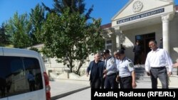 Арестованные в Худате перед зданием Хачмазского районного суда. Хачмаз, 10 мая 2013 