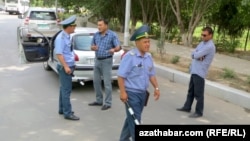 Aşgabat, ýol gözegçiligi polisiýasy iş başynda. Arhiw suraty