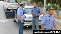 Polisiýanyň ýol gözegçilik gullugynyň işgärleri.