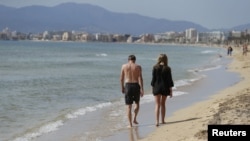 A mallorcai Playa de Palmán sétál egy pár, 2021. március 30-án. 