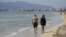 A mallorcai Playa de Palmán sétál egy pár, 2021. március 30-án. 