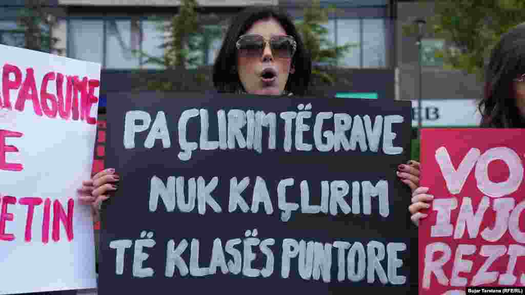 Žena drži transparent s natpisom: "Bez oslobođenja žena nema oslobođenja radničke klase", tokom protesta u Prištini.Vlora Nushi iz UN Women Kosova izjavila je za Radio Slobodna Evropa da učešće žena na tržištu rada iznosi svega 29 posto, bez obzira na prisustvo djece, što ukazuje na snažan uticaj duboko ukorijenjenih društvenih normi.