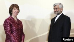 Катрін Аштон (ліворуч) та іранський представник Саїд Джалілі перед початком переговорів в Алмати, 05 квітня 2013 року