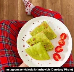 Бліны з рыкотай, сушанымі памідорамі і базылікам