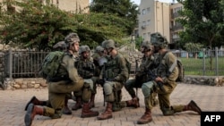 Ushtarët e Ushtrisë së Izraelit zhvendosen në qytetin jugor, Sderot, 8 tetor 2023.