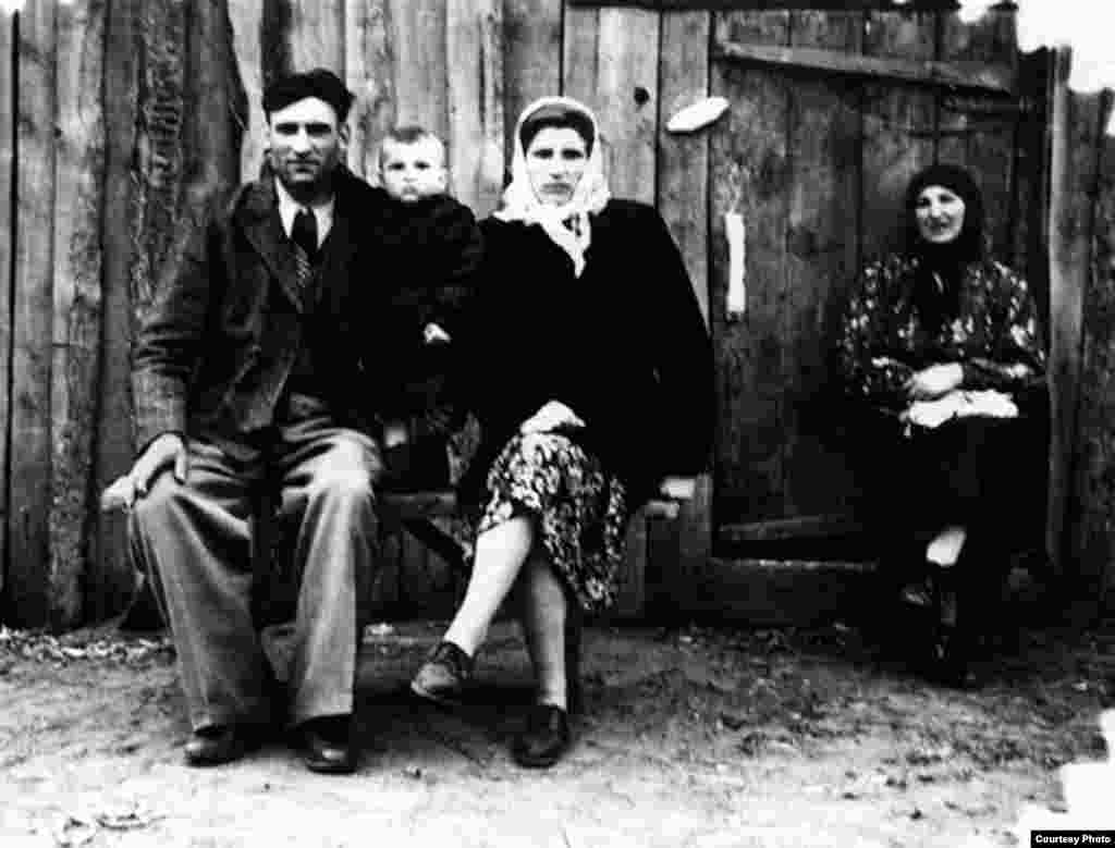 Moldoveni deportați de sovietici în 1941 - Din albumul Elenei Șișcan