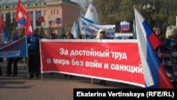 Профсоюзная акция "За достойный труд" в Иркутске собрала около двухсот человек