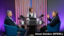 Eugenia Crețu, gazda podcastului „Dincolo de știri”, alături de analiștii Nicolae Negru și Igor Boțan, în studioul Europei Libere de la Chișinău.