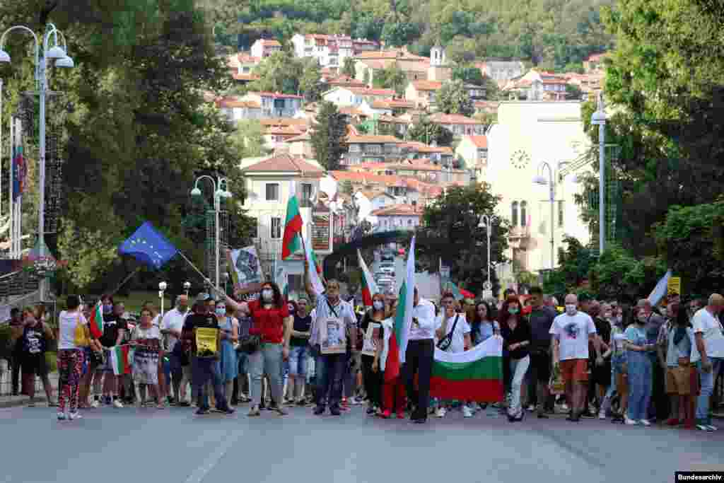 Стотици хора от старата столица излязоха по улиците на 16 юли с искани за оставка на правителството.