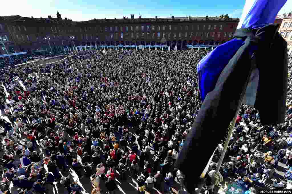 В Париже тысячи людей собрались на митинг памяти убитого учителя