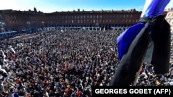  Парижехь гулам хилла вийна хьехархо дагалоцуш. Стаг веро эргIадбахаран тулгIе гIаттийна Францехь