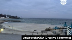 Обласна влада пояснила, що причина виникнення плям – пошкодження резервуарів із соняшниковою олією внаслідок останніх масованих атак по портовій інфраструктурі