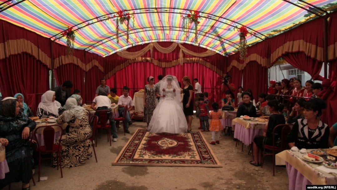 Qorongida yalangoch qiz talabalar