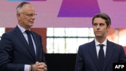 Candidații prezidențiali Edouard Philippe (st.) și Gabriel Attal sunt țintele unor falsuri grosolane pe rețele, spun procurorii francezi.