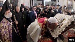 Armenia -- Pope Francis kisses a crucifix as he visits the Apostolic Cathedral in Etchmiadzin, outside Yerevan, June 24, 2016