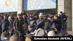 Мыйзамсыз миграцияга каршы уюшулган митинг. Сүйлөп жаткан Аманбол Бабакулов. 