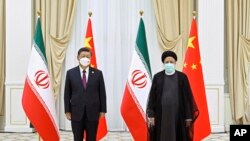 Predsjednik Xi Jinping na marginama sastanka s iranskim predsjednikom Ebrahimom Raisijem na samitu Šangajske organizacije za suradnju (SCO) u Samarkandu, Uzbekistan, 16. septembar 2022. 