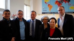 (L-R) Reza Moini, the head of RSF's Iran-Afghanistan desk, Taghi Rahmani, Iraj Mesdaghi, Monireh Baradarn, Iranian Nobel Peace laureate Shirin Ebadi and Christophe Deloire, director of RSF, February 2019.