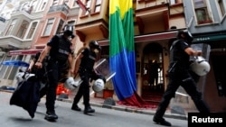 Policija za nemire tjera aktiviste za LGBT prava koji su se pokušali okupiti u Istanbulu, 26. juni 2016.   