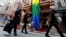 Policija za nemire tjera aktiviste za LGBT prava koji su se pokušali okupiti u Istanbulu, 26. juni 2016.   