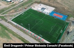 Cu doar două săptămâni înainte de inundațiile care au cuprins Slobozia Conachi, primarul comunei anunța recepționarea unei baze sportive ultramoderne, finanțate cu 1,7 milioane de euro de către Guvern, prin Compania Națională de Investiții.