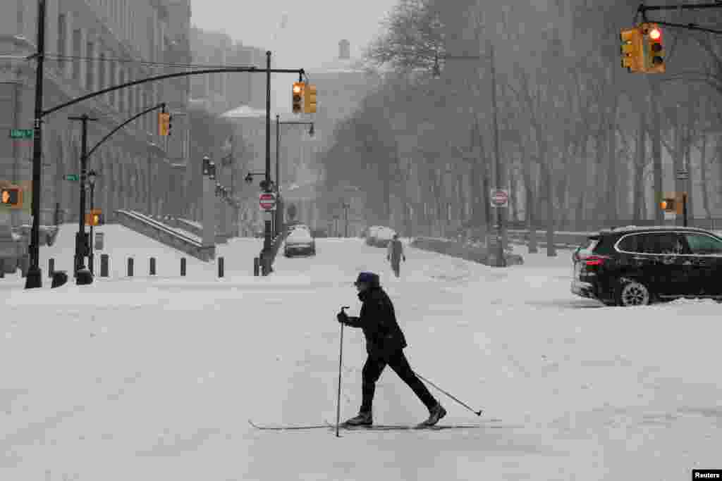 Për dikë tjetër vetëm një palë ski kryenin punë për të dalë në rrugët e Nju Jorkut.