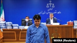 Ruhollah Zam, novinar disident koji je zarobljen u onome što je Teheran nazvao obavještajnom operacijom, tokom suđenja u Teheranu u junu 2020.