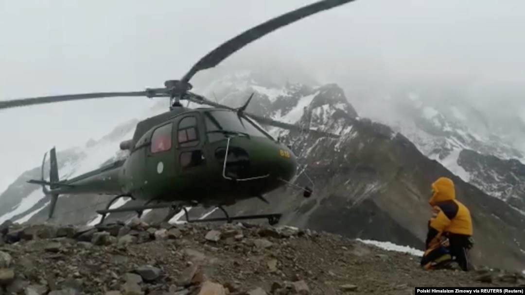 Spasilački helikopter sprema se da napusti područje Nanga Parbat