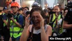 Hong Kongda hepde soňundaky protestler gazaplylyga ýazdy. 13-nji oktýabr, 2019 ý.