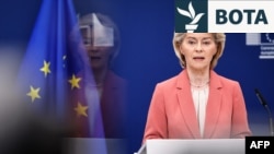 Presidentja e Komisionit Evropian, Ursula von der Leyen, mban fjalim në Komisionin Evropian në Bruksel më 27 shkurt.