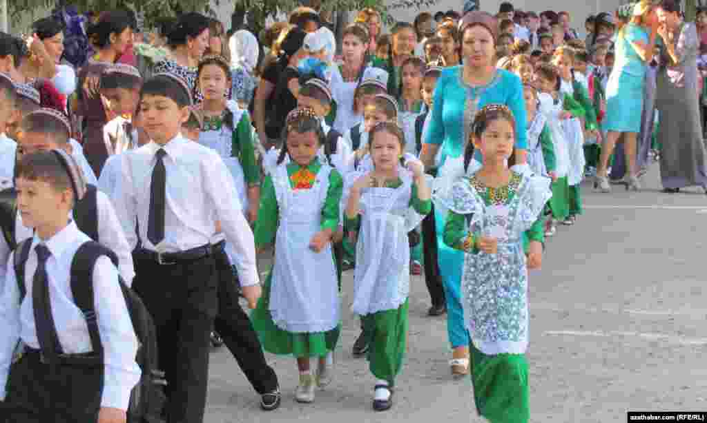 T&uuml;rkmenabat ş&auml;heriniň 11-nji mekdebind&auml;ki dabara.