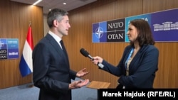 Міністр закордонних справ Нідерландів Том Берендсен під час саміту НАТО в Анкарі дає інтерв'ю журналістці Радіо Свобода