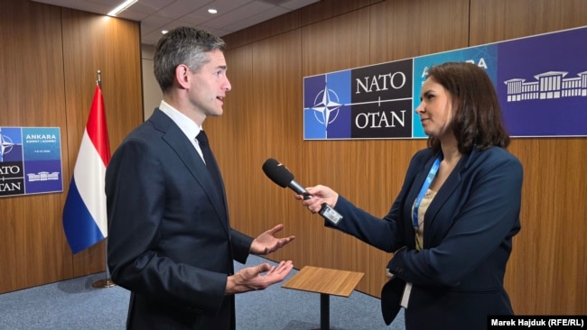 Міністр закордонних справ Нідерландів Том Берендсен під час саміту НАТО в Анкарі дає інтерв'ю журналістці Радіо Свобода
