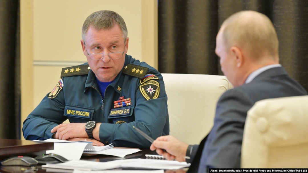 Zinicev, aici cu președintele rus Vladimir Putin, era membru al influentului Consiliu de Securitate rus. Înainte de a fi titular la Situații de Urgență, Alexandr Zinicev a fost guvernator al Kaliningradului și gardă de corp a lui Putin. 