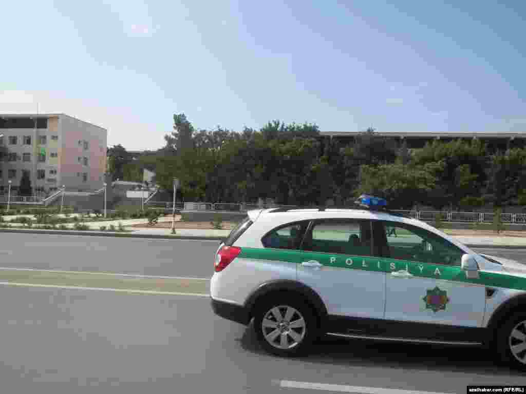 Polisiýa işgärleri gözegçilik edýär