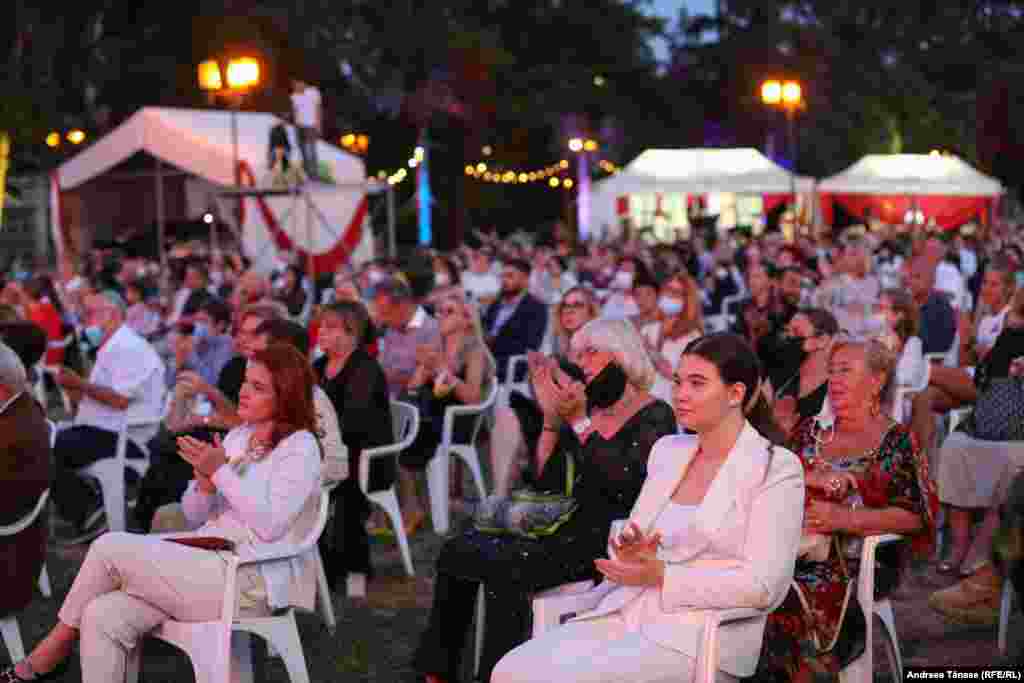 Spectatori aplaudă începerea galei extraordinare de deschidere a festivalului &bdquo;Promenada Operei&rdquo;.