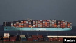 Containere pe o navă Maersk care sosește în portul Algeciras, din provincia Cádiz, în sudul Spaniei, pe 17 martie 2026.