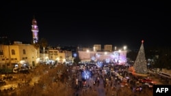 მორწმუნეები ქრისტეშობას აღნიშნავენ ბეთლემის ტაძართან მდებარე მოედანზე