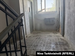 სადარბაზო, სადაც სასწრფოს ექიმებმა ლუკა დარასელია ნახეს უგონო მდგომარეობაში. ფოტო გადაღებულია 2025 წლის 25 აგვისტოს