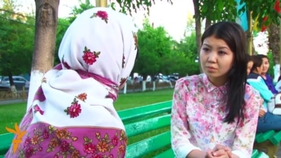 Жасырын камерадағы грузин жігітінің орыс жігітімен жыныстық қатынасқа түскен суреті.