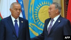 Қазақстан президентіи Нұрсұлтан Назарбаев (оң жақта) пен Өзбекстан президенті Ислам Каримов Шанхай ынтымақтастық ұйымының саммитінде кездесіп тұр. Бішкек, 13 қыркүйек 2014 жыл.