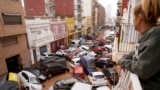 30 octombrie 2024 - o femeie din Valencia (estul Spaniei) privește de la balconul său mașinile adunate de puhoaiele din ultimele zile.<br />
<br />
Estul și sudul Spaniei s-au confruntat în această săptămână cu ploi extrem de puternice, de câteva sute de litri pe metru pătrat în doar câteva ore.<br />
<br />
În mod normal, aceste precipitații ar cădea în decurs de câteva luni sau chiar mai bine de un an.