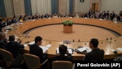 ارشیف، په مسکو کې د ځينو افغان سیاستوالو او طالب استازو د ناستې یو انځور