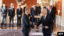 پتر پاول، رئیس‌جمهور چک (سمت راست) و آندری بابیش نخست‌وزیر تازه‌منصوب‌شدۀ این کشور