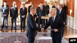 Нове призначення Бабіша прем’єром затяглося через жорстку позицію президента Чехії Петра Павела (праворуч) щодо конфлікту інтересів